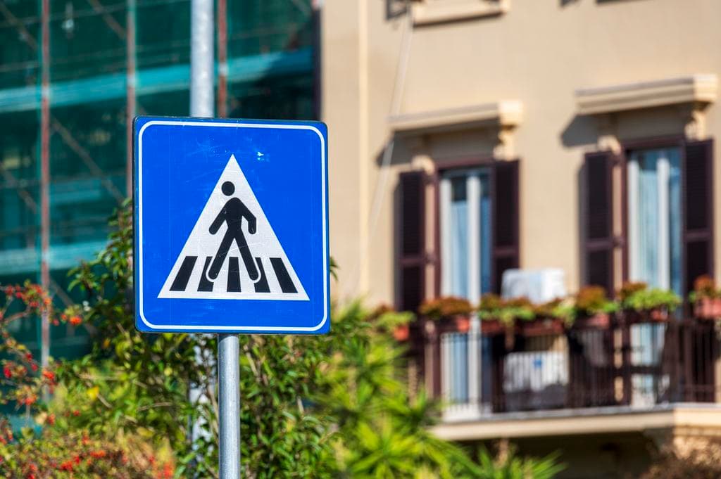 Itt a tervezet, szétcsaphatnak a zebrán mobilozó gyalogosok között (az olaszoknál)