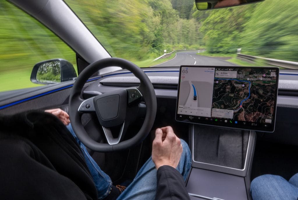 Kiderült, hogy beengedik-e Magyarországra a Tesla önvezető rendszerét