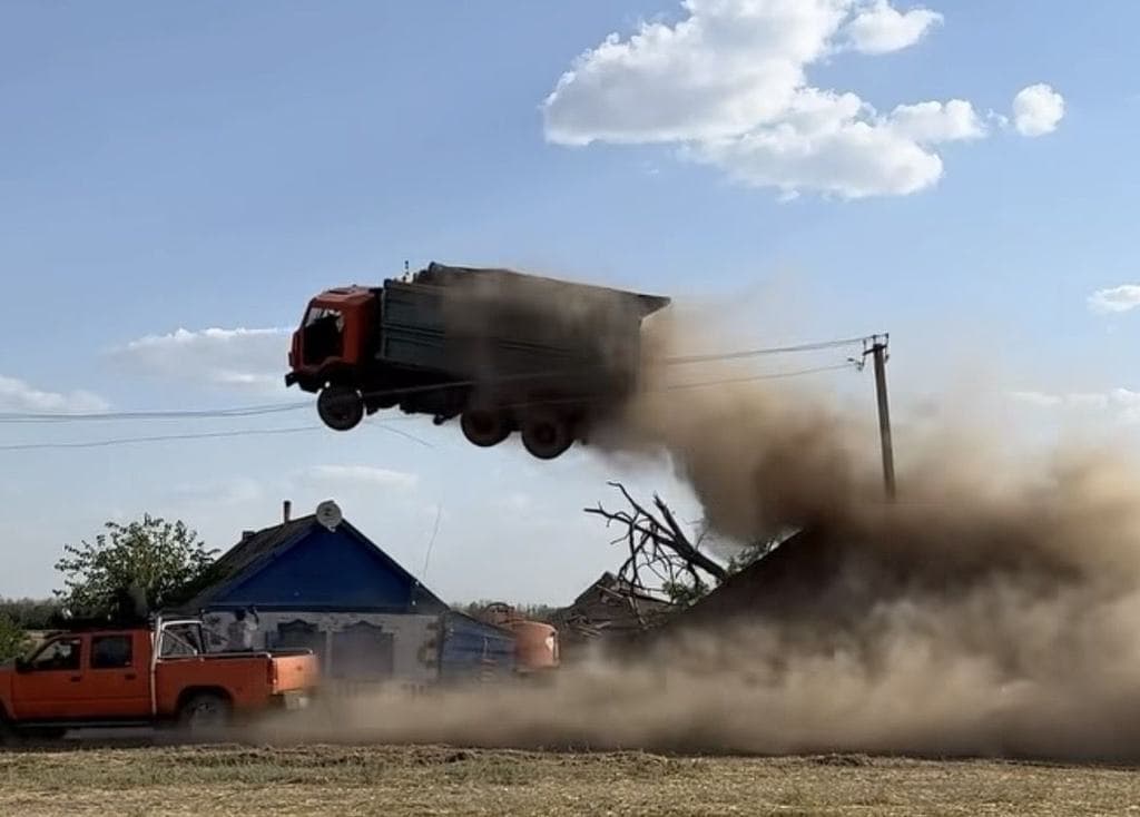 Őrültek átugrattak egy házat egy Kamazzal