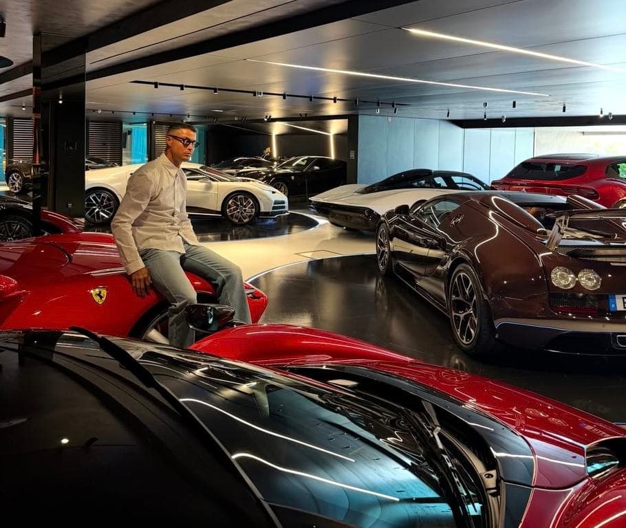 Bugatti, Ferrari, McLaren: Ronaldo megmutatta a garázsát
