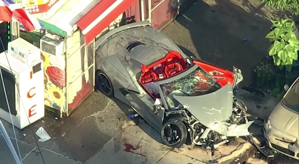 Brutális, ahogy a száguldó Corvette és Maybach oldalról egymásba csattan
