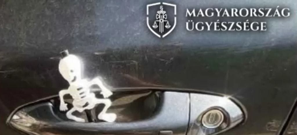 Egy nő halálfejekkel próbálta elűzni az autósokat, akik a helyére parkoltak