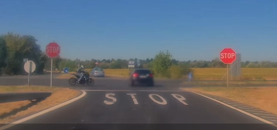Videón, ahogy oldalról egy Audiba csapódik egy motoros