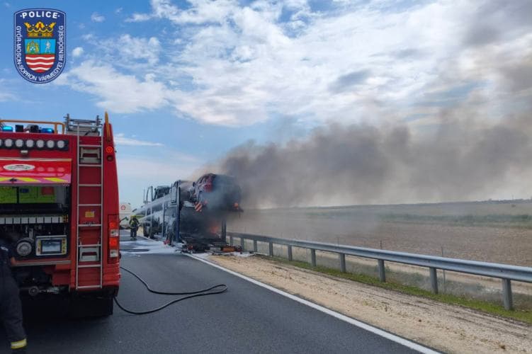 Elektromos autókat szállító kamion gyulladt ki az M86-os autóúton