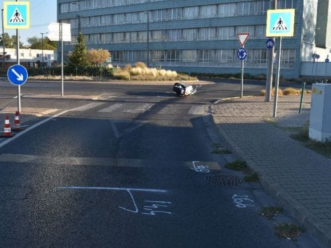 Valaki olajat öntött az útra Győrben, egy motort össze is törtek rajta