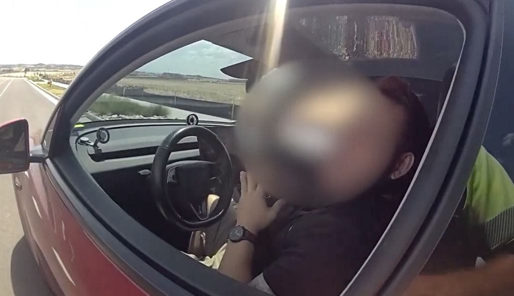„Nem én vezettem, hanem az Autopilot” – mondta a rendőrnek a gyorshajtó