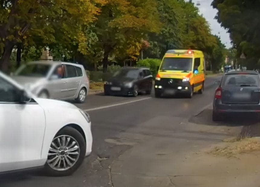 Mentő elé hajtott egy tökfilkó Budapesten