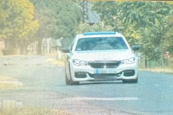 Átrepült Újszászon a fehér BMW-vel, a 18 éves suhanc megkapta a magáét