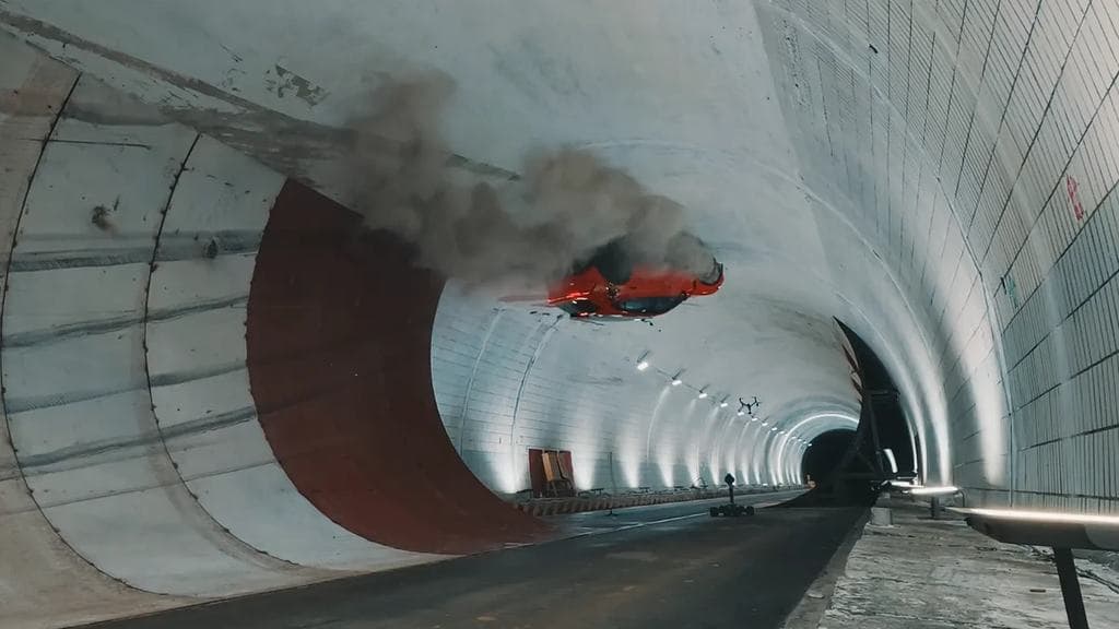 Tényleg egy alagút tetejére küldtek egy autót a kínaiak