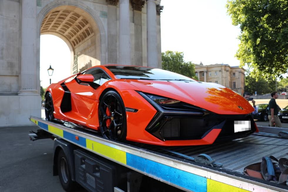 Ferrarikat, Lambókat foglaltak le Londonban „antiszociális” vezetésért