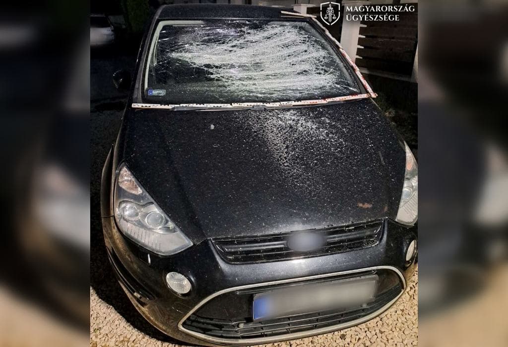 Kerti eszközökkel csépelte az autókat, majd megkóstolt egy rendőrt az ásós Rambo