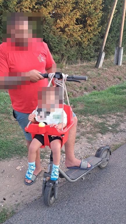 Veszélyeztetés extra: rollerre kötött hintában szállította másfél éves gyerekét