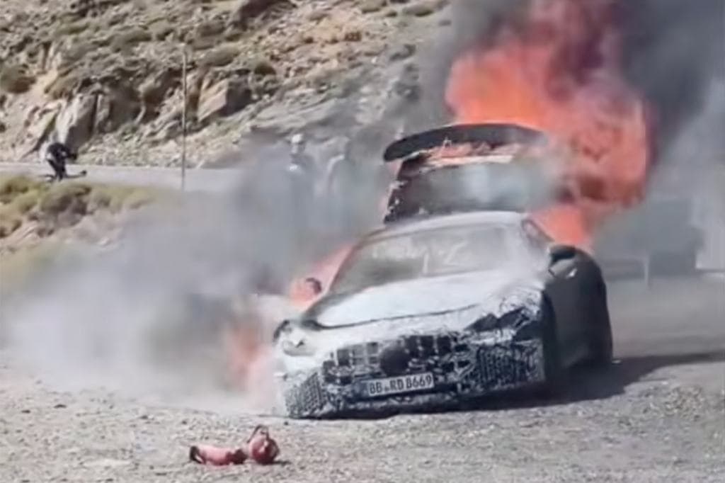 Kíméletlenül felfaltak a lángok egy álruhás Mercedes-bitangot