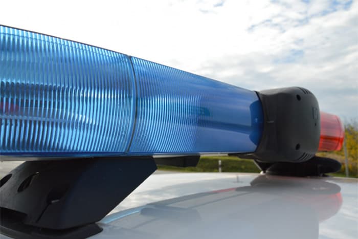 Meztelenül száguldott, fának csapta a BMW-t