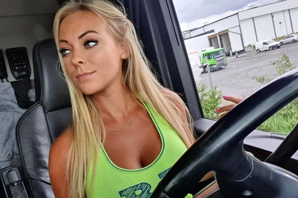 Ritka videó került elő a világ legszexibb kamionsofőrjéről