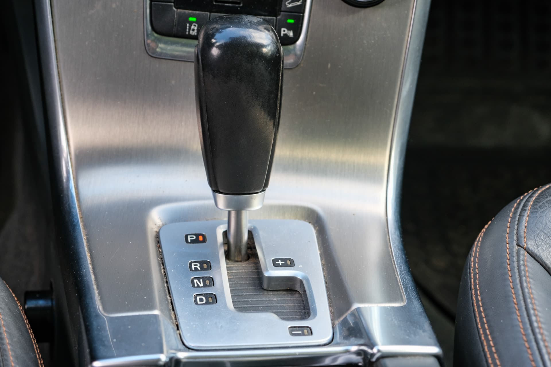 Parkolás automatával: nem mindegy, hogy előbb a P fokozatot vagy a kéziféket használjuk