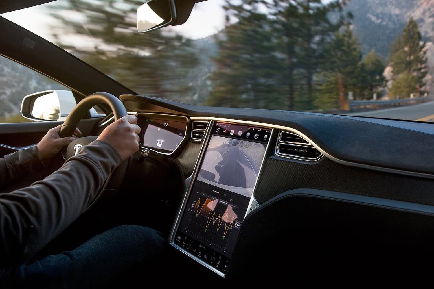 Megállt a Tesla az autópálya közepén, majd jött a kamion és tragikus vége lett