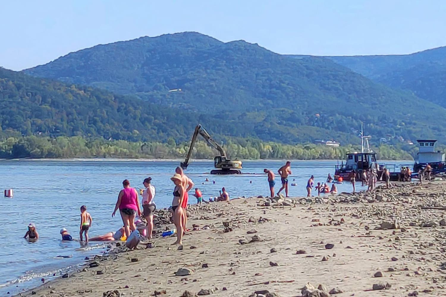 Már markoló áll itthon a Dunában a strandolók mellett, hogy mentse a menthetőt