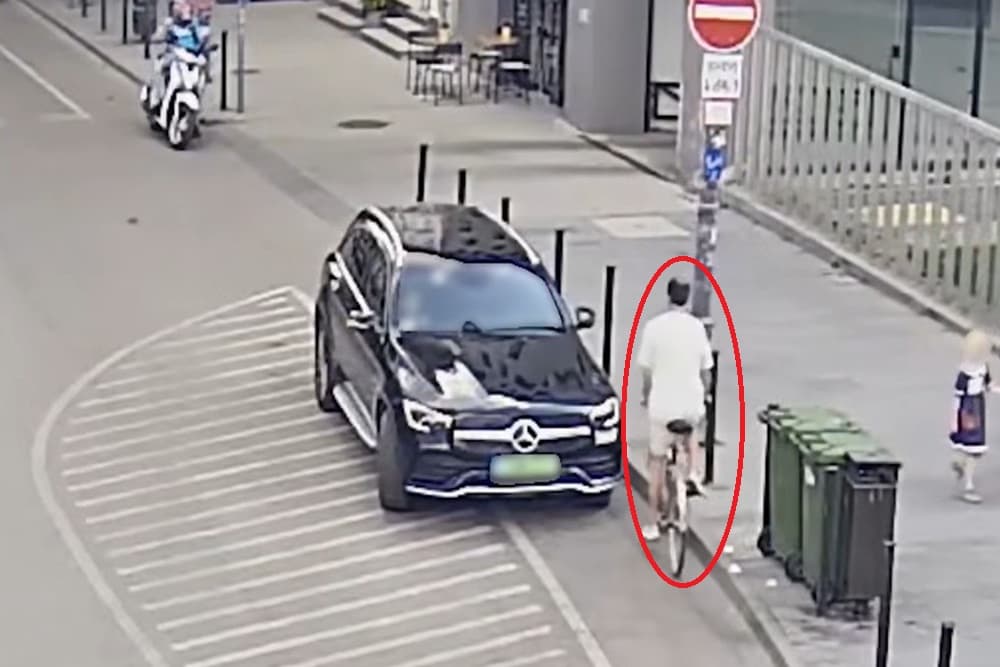 Brutális bosszút állt a biciklis az autón a kerékpársáv elfoglalásáért