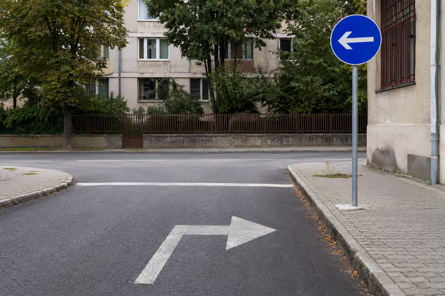 Ha mást mutat a közlekedési tábla és a felfestés, melyiket kell követni?