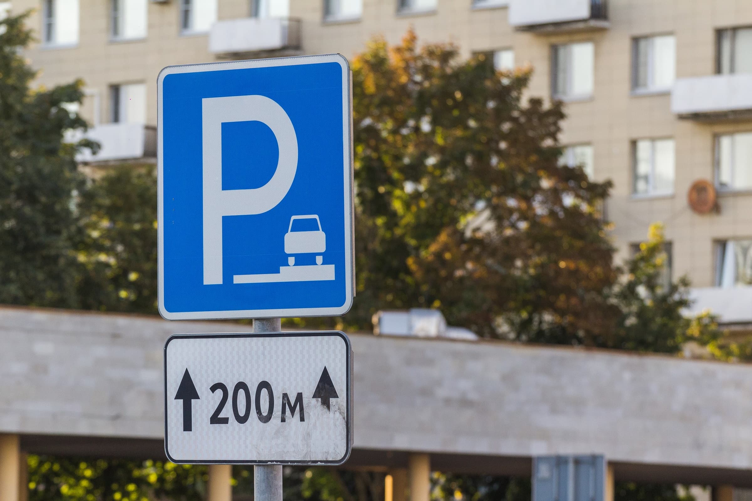 Ingyen parkolás járhat az új autókhoz az oroszoknál
