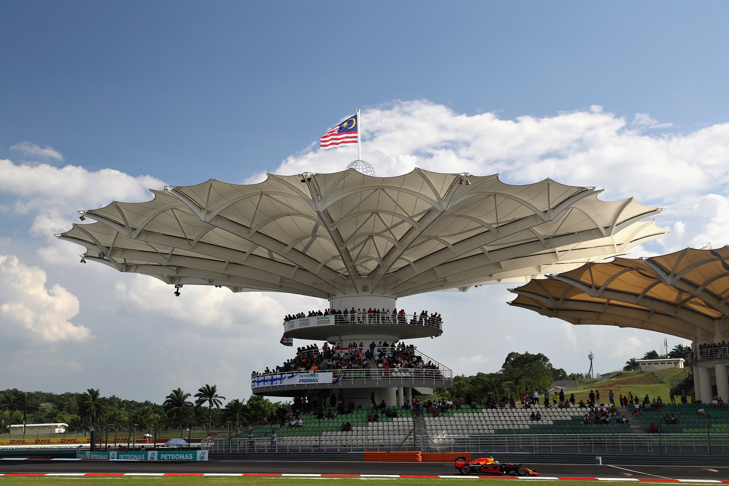 Hivatalos, új időpontban lesz F1-es futam