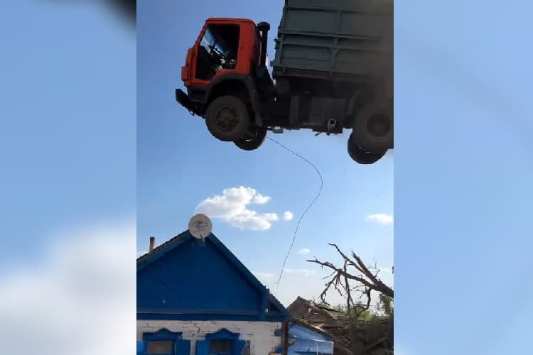 Tíz tonnás teherautóval repültek át egy ház felett