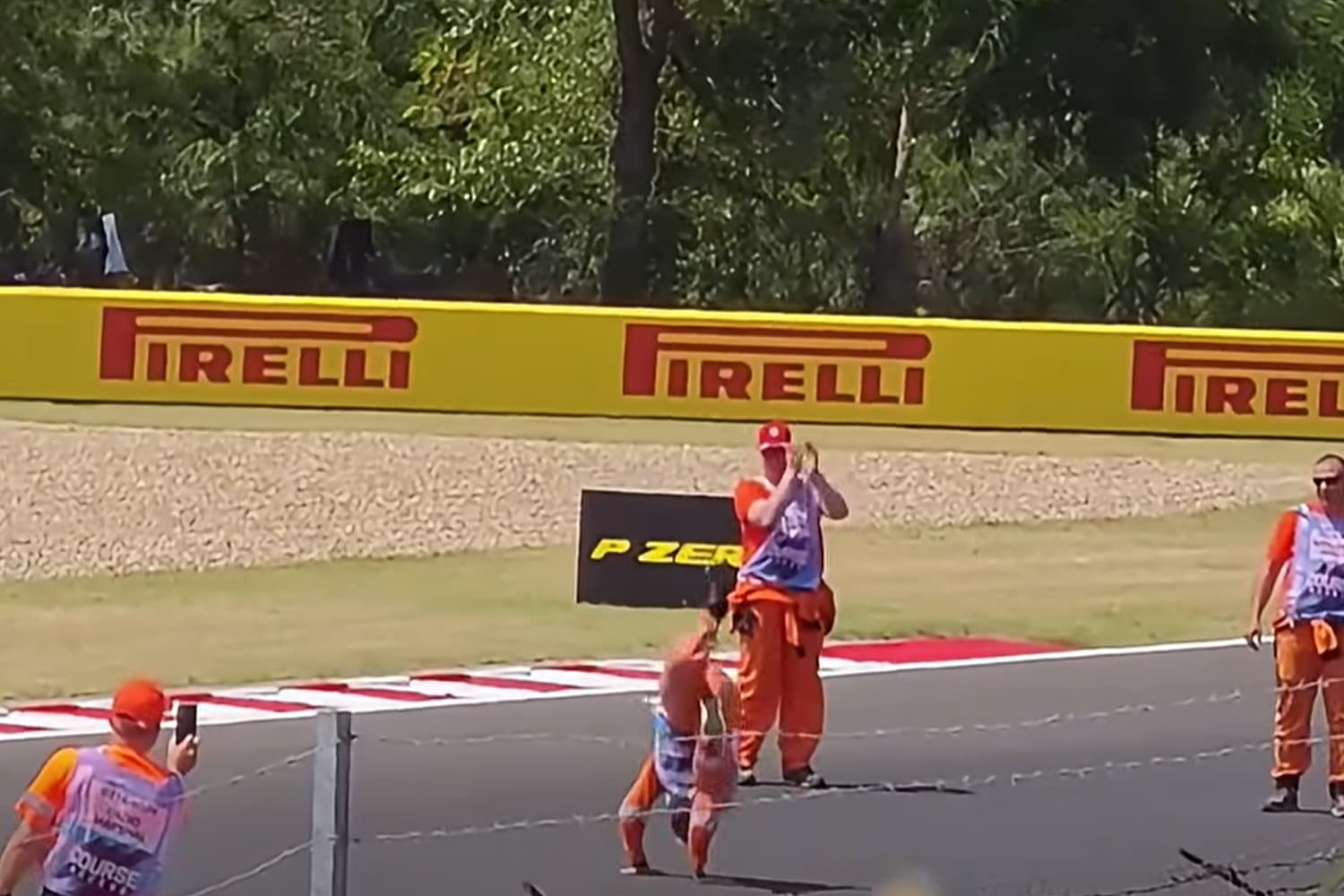 Videóra vették, ahogy a Hungaroring aszfaltcsíkján táncol egy sportbíró