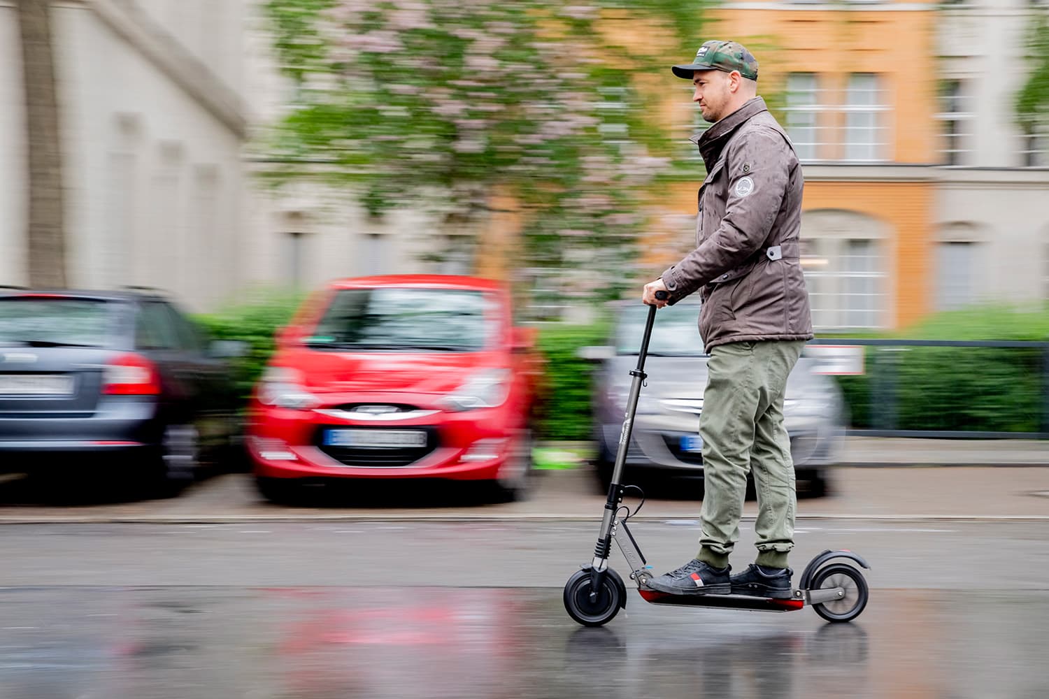 Épp kanyarodott volna az autós, amikor megérkezett mellette a rolleres, aztán…