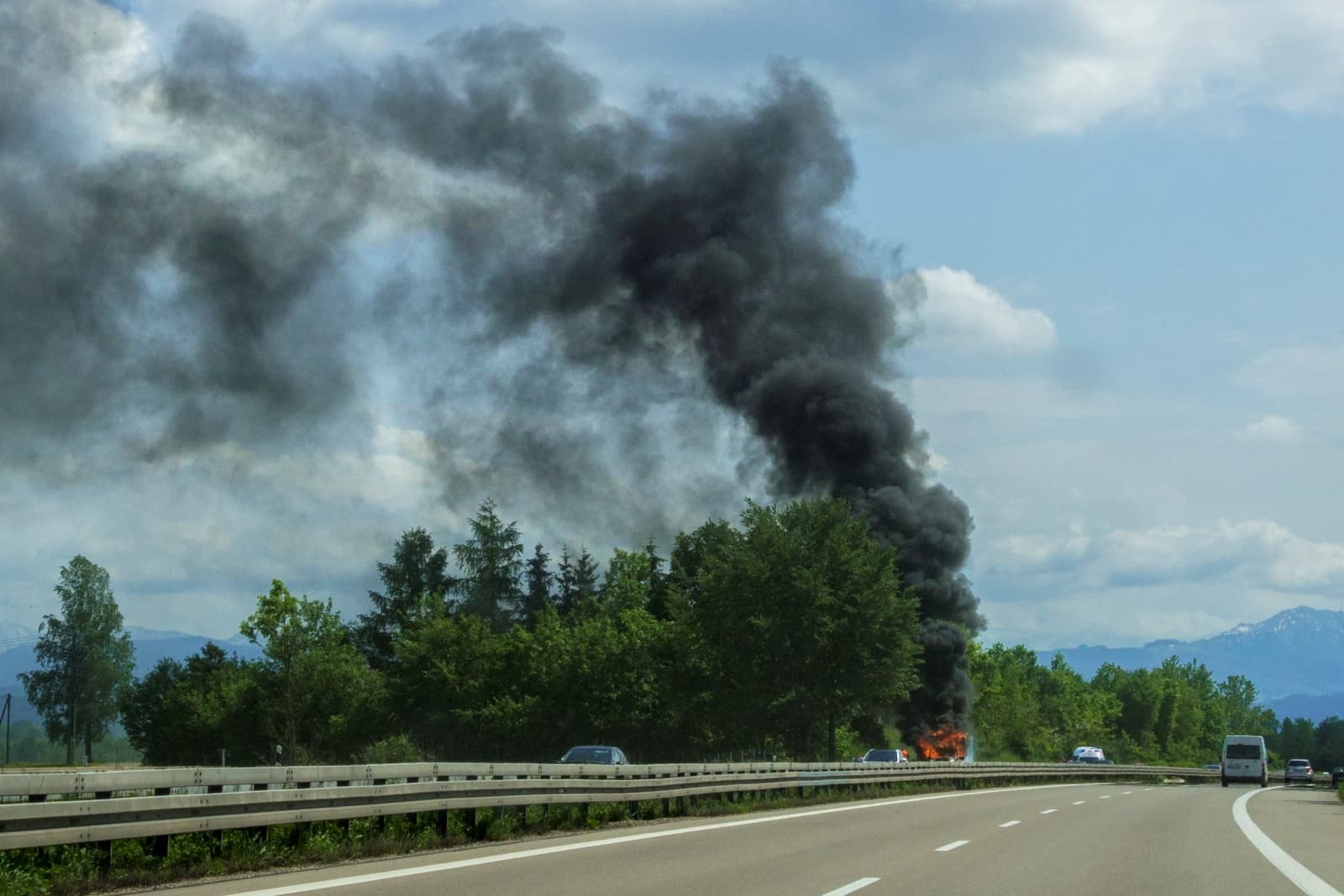 Tűz miatt áll a forgalom a 8-as főúton
