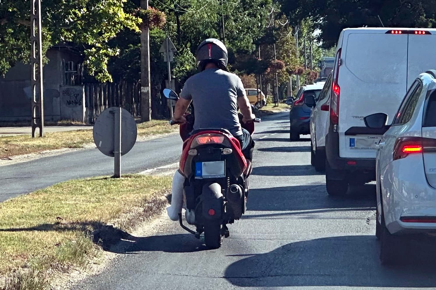 Hős vagy hülye? Gipszelt lábbal motorozott Dunaharasztiban