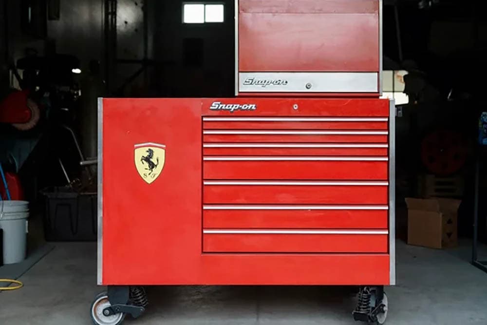 Egymillió forintot is megérhet ez az öreg szerszámoskocsi – egy Ferrari miatt