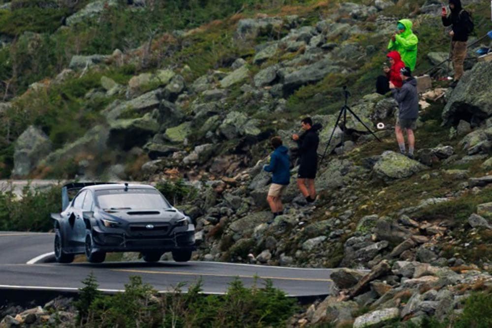 Újabb rekordot zsebelt be a brutális éjfekete Subaru