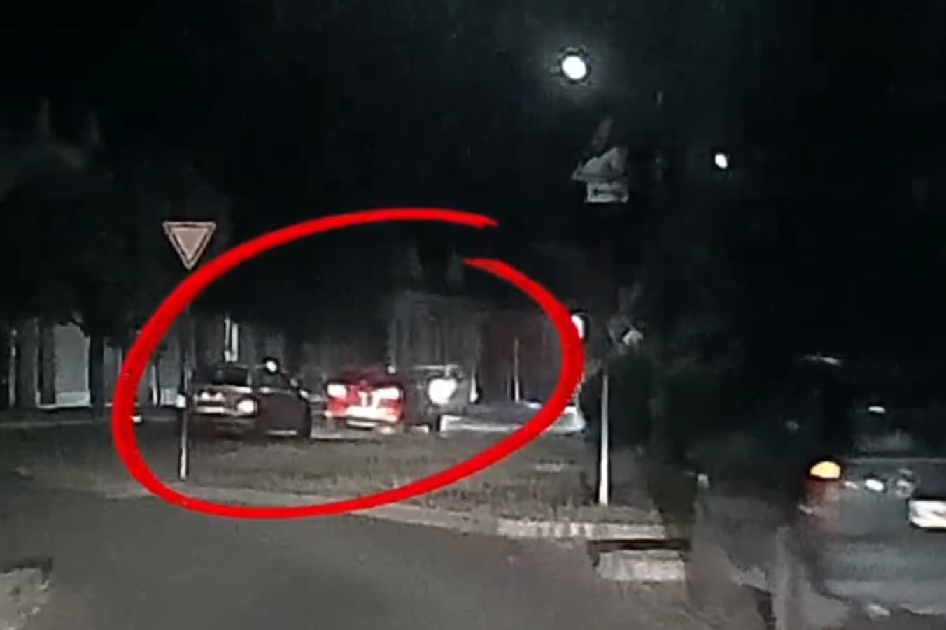 Videó: a rendőrök előtt indult a gyorsulási verseny, lebuktak