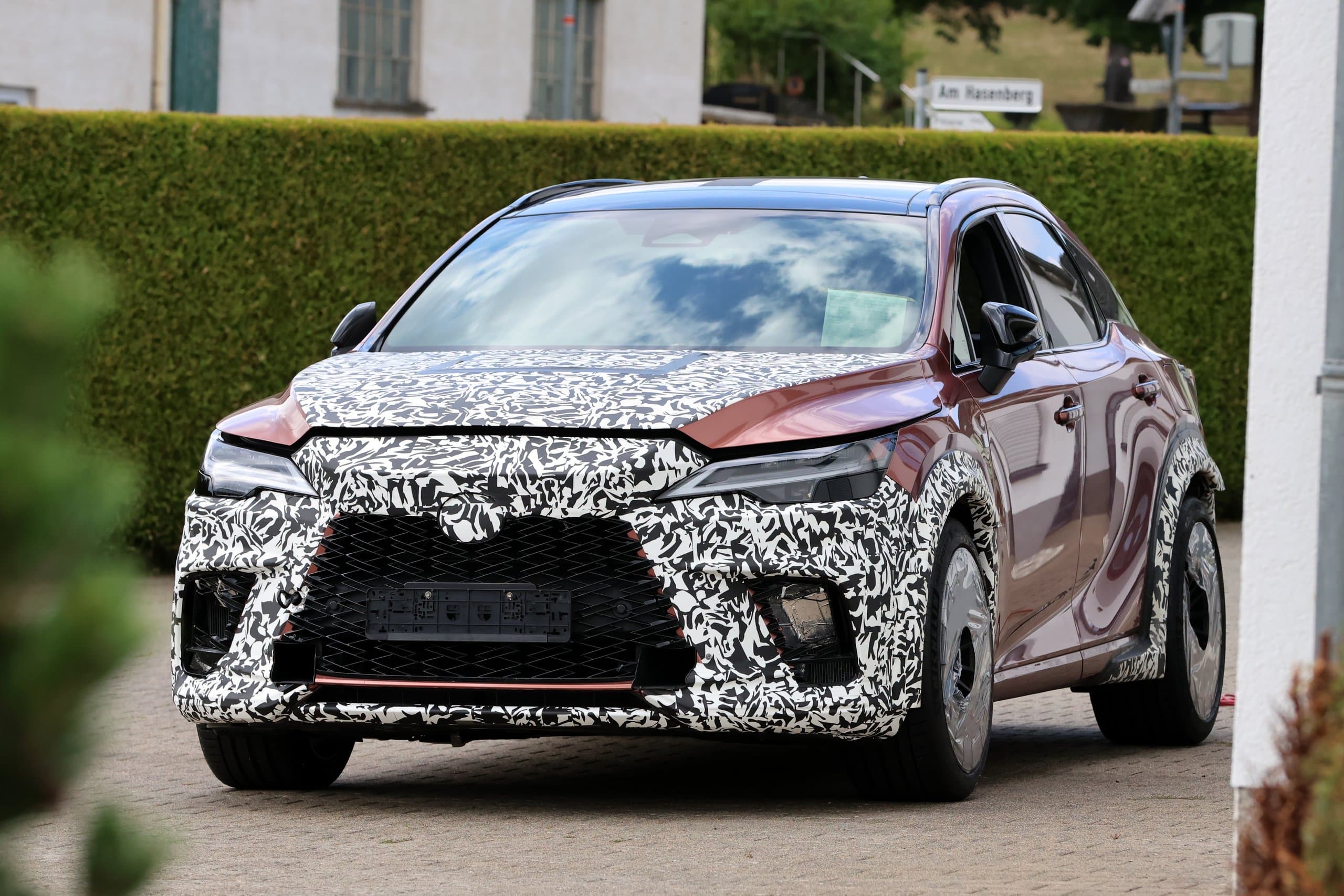Jön a Lexus új szupersportkocsija… egy SUV!