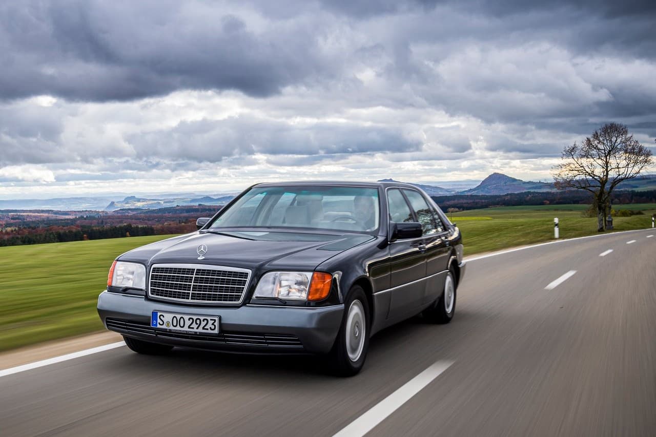 Lopott Mercedessel érkezett hivatalos látogatásra a miniszter