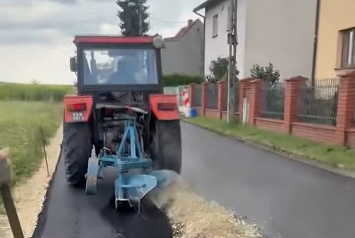 Felszántotta a frissen aszfaltozott utat a nem okos traktoros