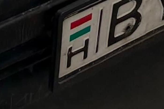 Rendszámot árul egy magyar ajándék autóval
