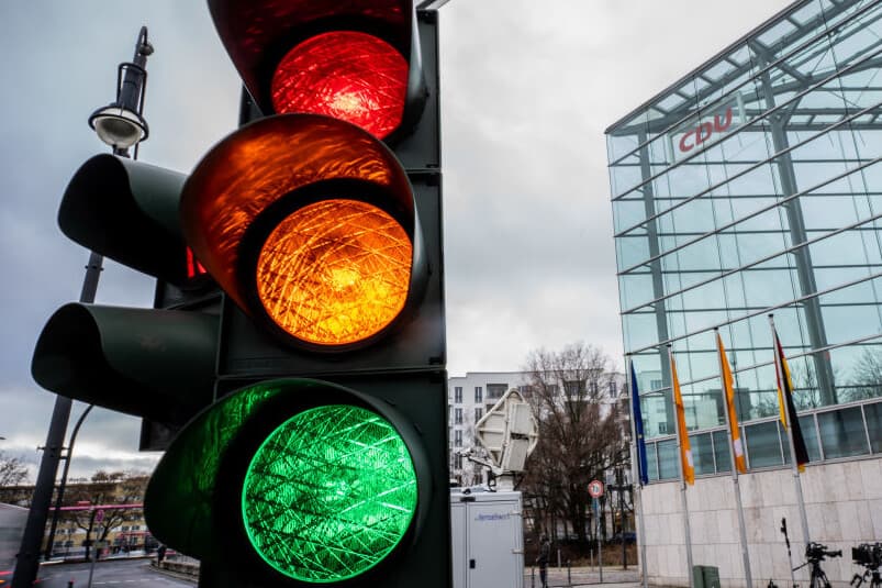 Eltűnnek a régi „karcos” közlekedési lámpák – ez az oka