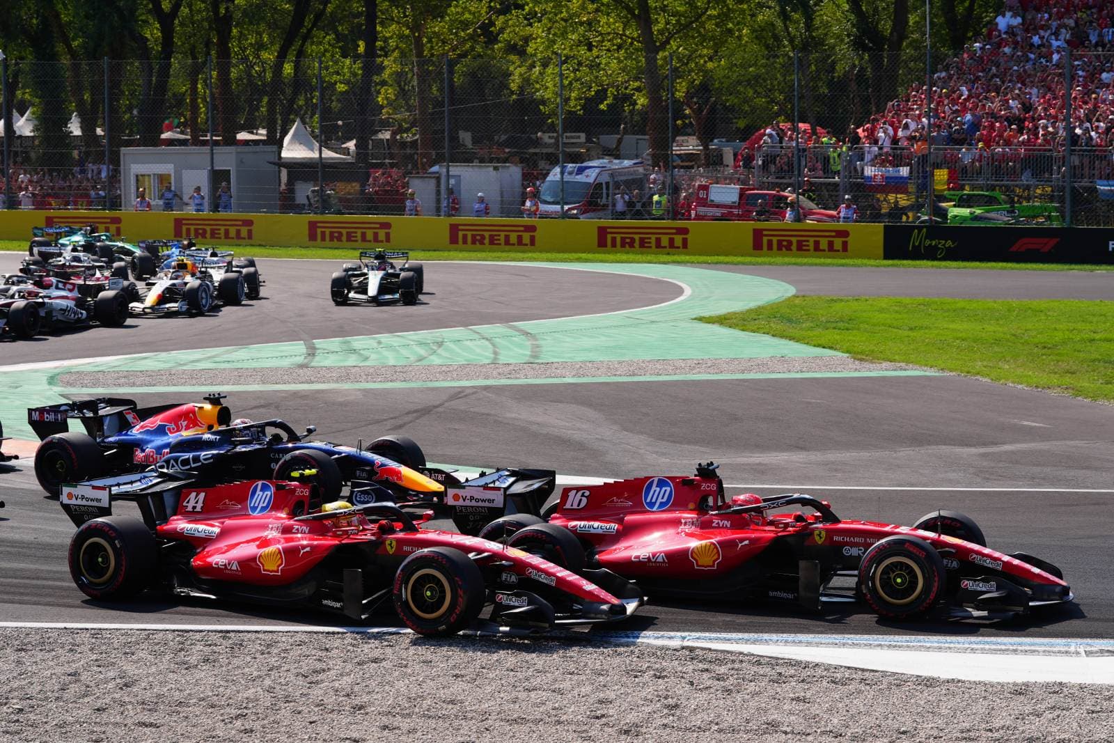 Hamilton berágott a Ferrarira, házi szabályokat követel