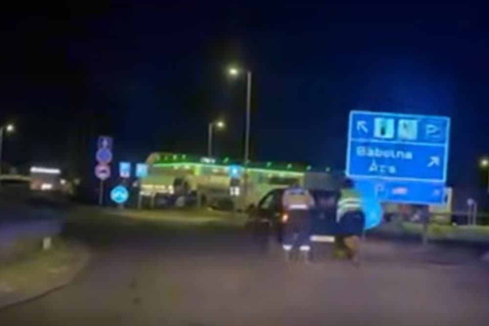 Autót toltak a rendőrök az M1-esen