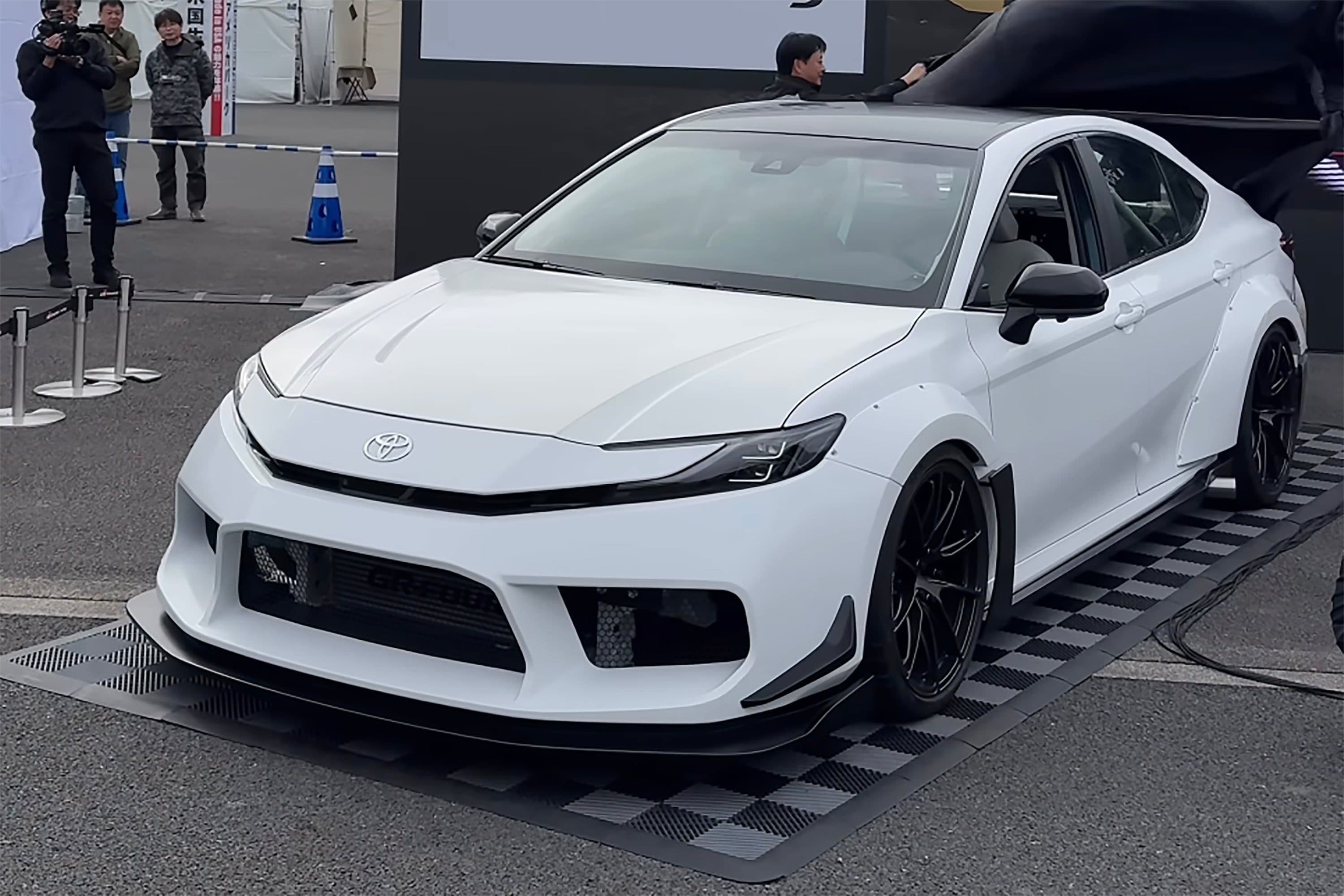 Elszabadultak a Toyota mérnökei, és összedobtak egy héthengeres szörnyet