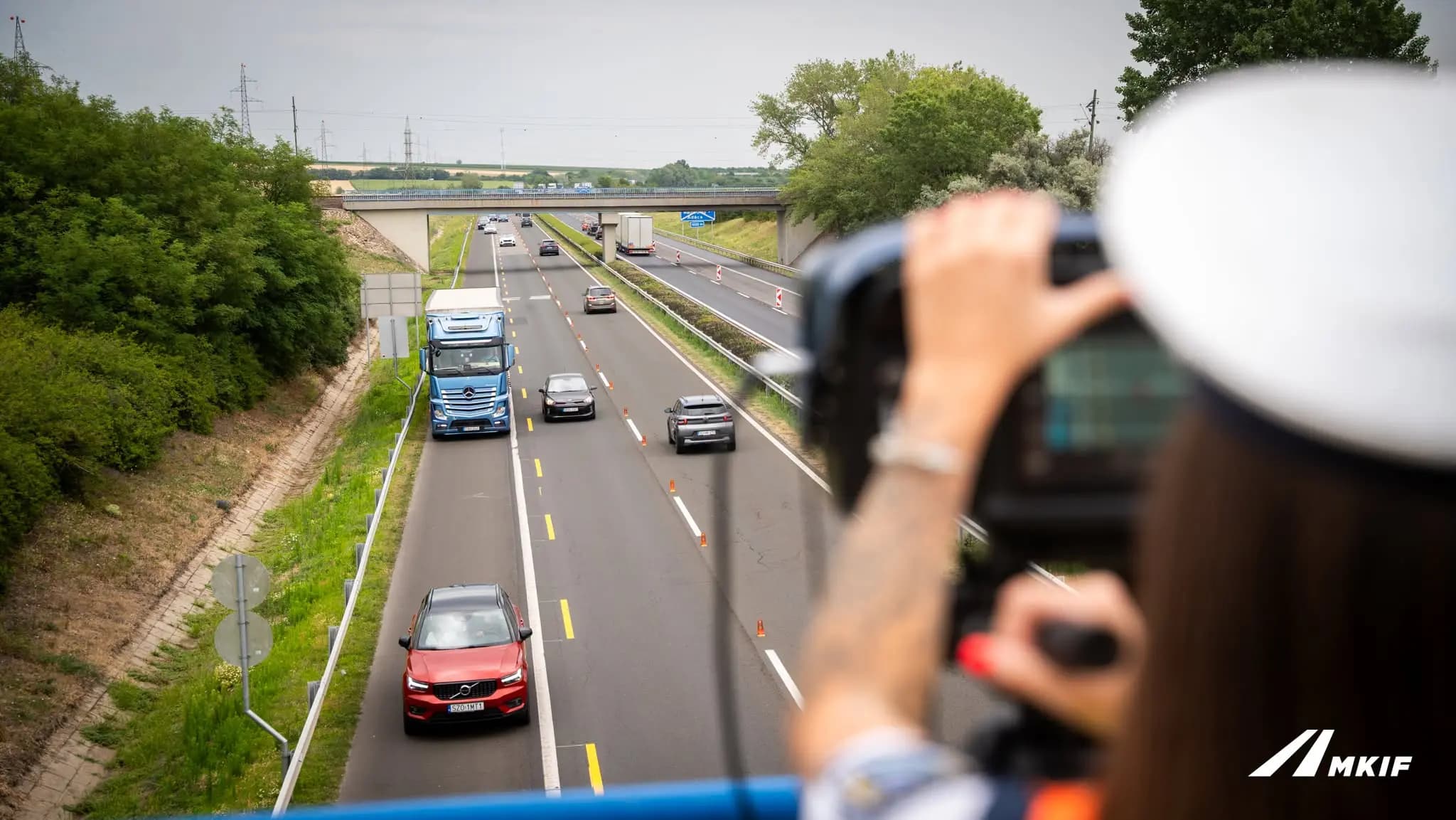 Felüljáróról traffiztak a rendőrök az M3-ason! Megdöbbentő lett az eredmény!