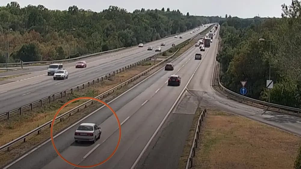 Beleszáguldott a torlódásba az öreg Suzukival: videón a brutális baleset