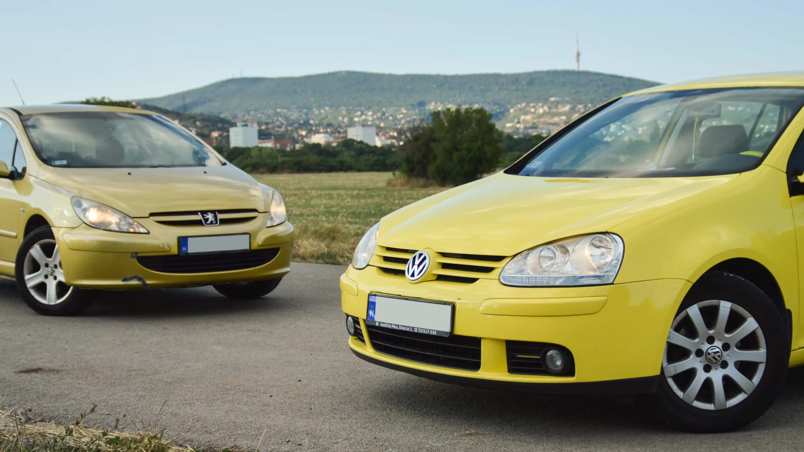 Peugeot 307 a Golf ellen: megéri háromszoros árat fizetni a Volkswagen emblémáért?