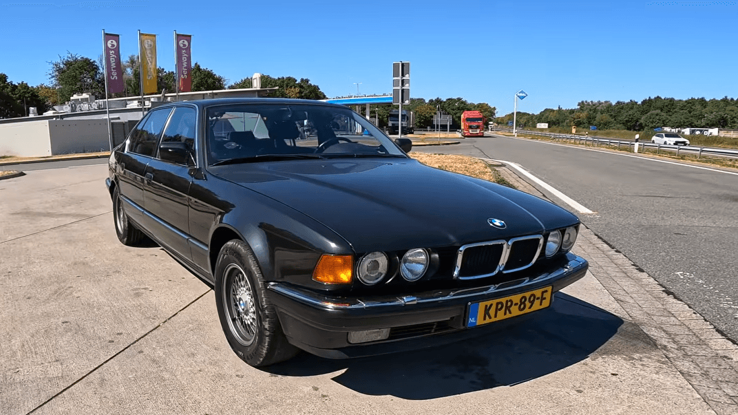 37 éves BMW az Autobahnon: vajon túléli a végsebesség-tesztet a V12?