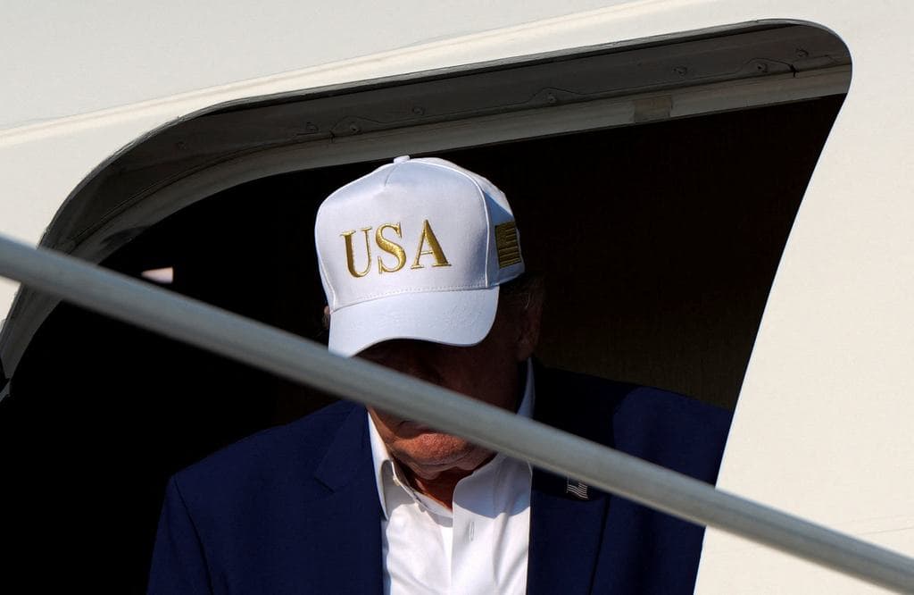 Trükkös akció a kifutópályán: ételszállító autóval kellett kimenekíteni Donald Trumpot