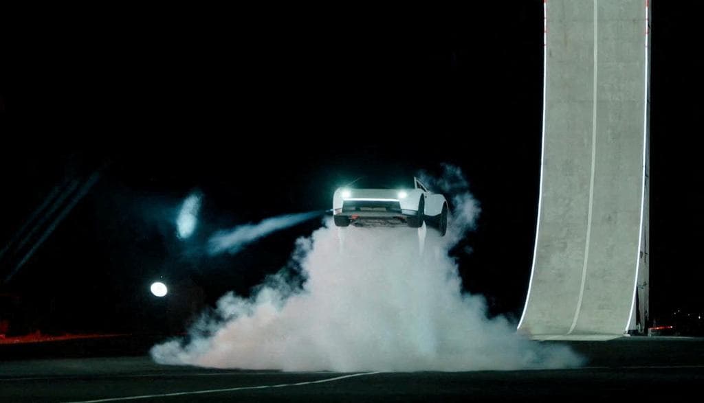 Már előrendelhető Elon Musk csodaautója, de jócskán a pénztárcába kell nyúlni