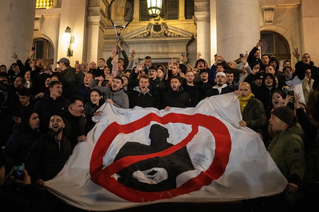 Elszabadultak az indulatok: élő adásban kényszerítették bocsánatkérésre a tévéigazgatót