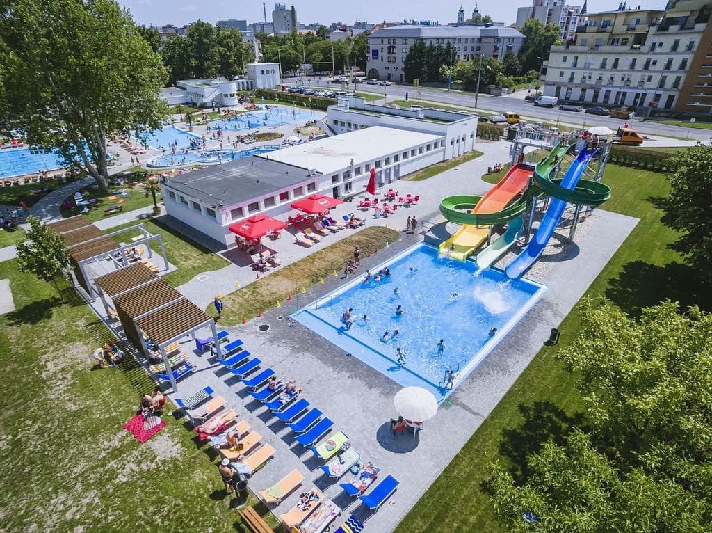 Rendkívüli döntés született a hőség miatt, ingyenes lesz a városi strand
